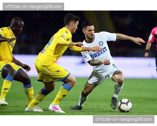 弗罗西诺内小球迷冲入场内拥抱偶像苏莱，后被安保带离