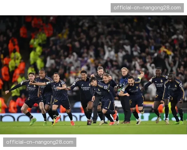 欧冠奖杯巡展抵达波兰华沙,吸引数万球迷前往参观合影 欧冠奖杯巡展抵达波兰华沙,吸引数万球迷前往参观合影