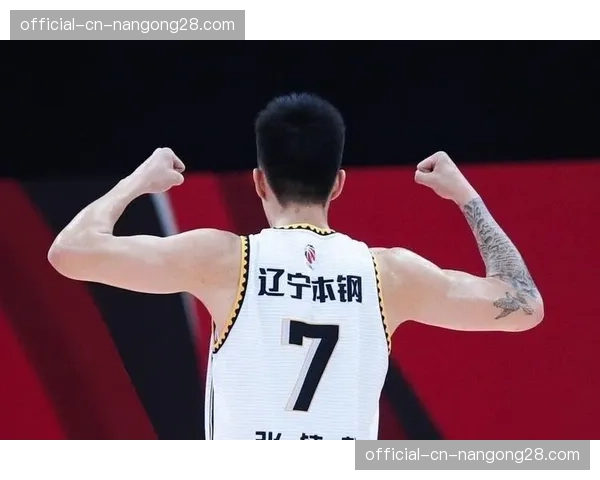 特写:张镇麟完成隔人暴扣后,对着镜头怒吼释放压力