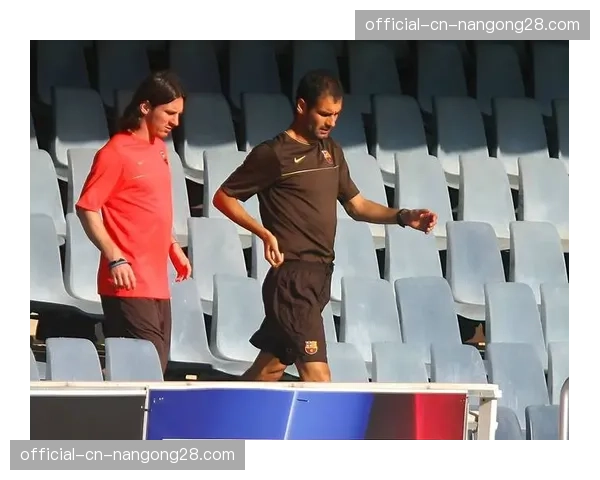 特写：比赛结束后，对方小球迷冲入场内向童年偶像梅西索要球衣